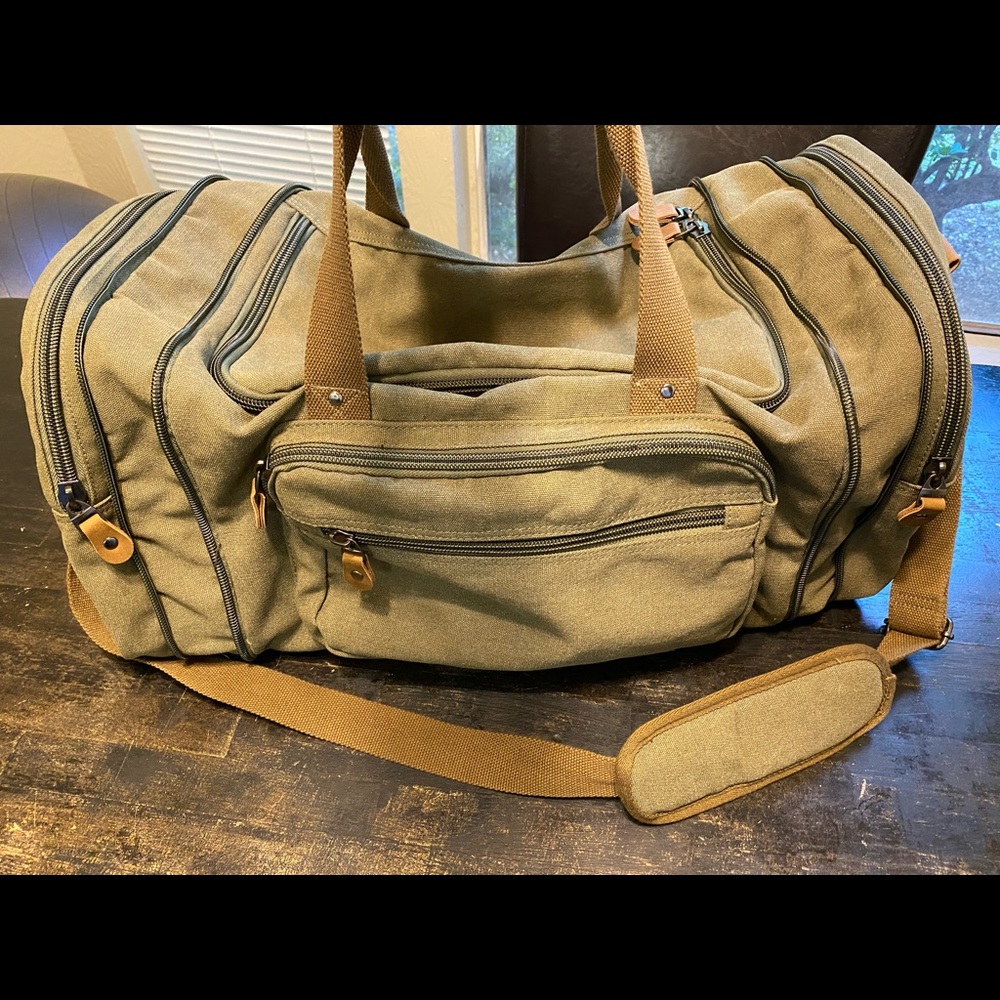 Men’s expandable duffel bag for travel, gym etc